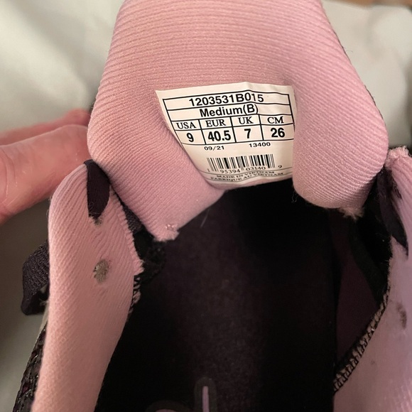 Brooks Black and Pink Athletic Shoes Sleek Design - Picture 3 of 9